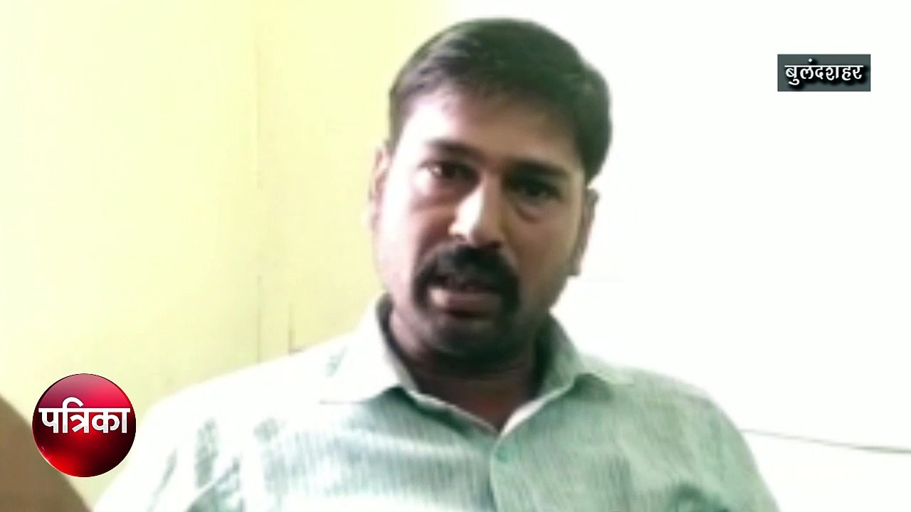 बेसिक शिक्षा अधिकारी के ऑफिस में बाबू कर रहा था...