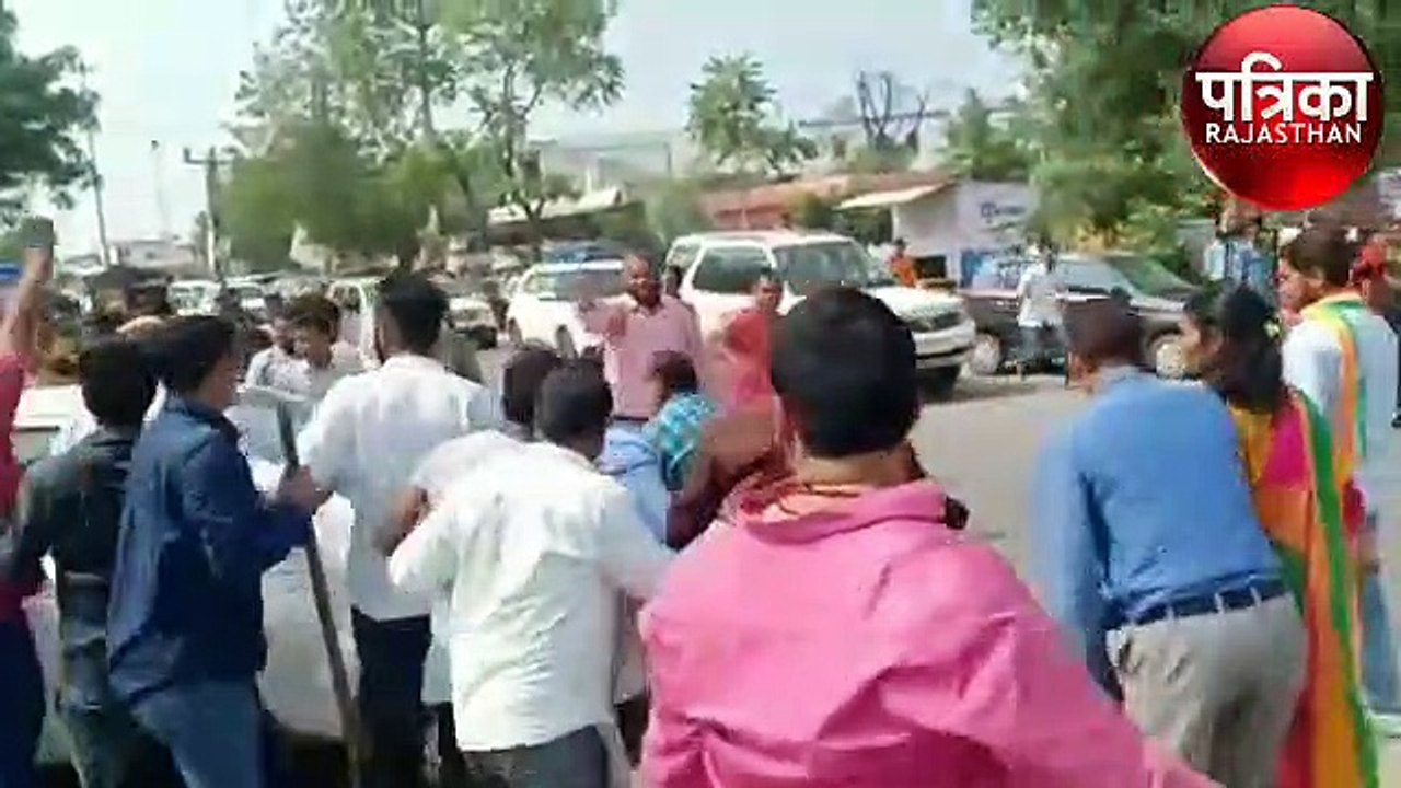 जयपुर में भिड़े भाजपा-कांग्रेस कार्यकर्ता, वाहनों में तोडफ़ोड़, जाम लगाया