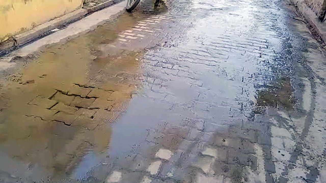 जलदाय विभाग की लापरवाही के चलते पाइप लाइन  लीकेज के कारण सड़क पर बहता रहा पानी