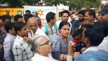 स्कूटी में टक्कर लगने के बाद चालक का गिरेबान पकड़कर सड़क पर लायी युवती, फिर किया ये काम, देखें वी