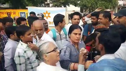 स्कूटी में टक्कर लगने के बाद चालक का गिरेबान पकड़कर सड़क पर लायी युवती, फिर किया ये काम, देखें वी