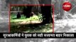 दिल्ली के चिड़ियाघर में फिर शेर के बाड़े में कूदा शख्स, कैमरे में कैद हुई ये घटना