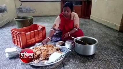 गरीबों को मुफ्त भोजन