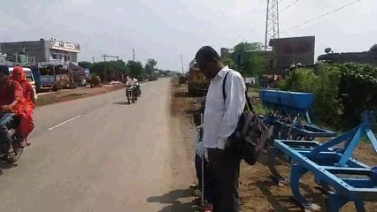 दृष्टिहीन शिक्षक का दर्द : चढऩे-उतरने में लगता है समय इसलिए नहीं बैठाते बस वाले!