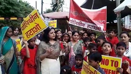 छात्र निकले सड़कों पर, कपड़े के थैले बांटकर पॉलीथिन का किया विरोध