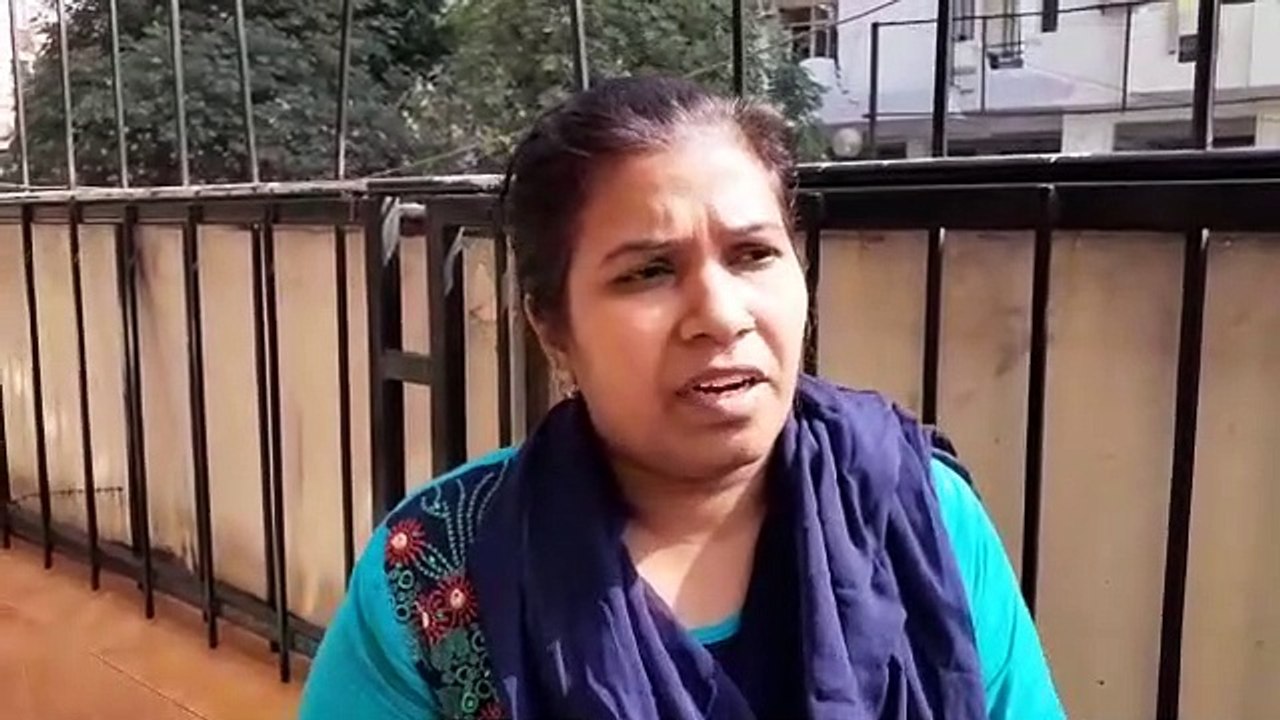 स्कूल बस डिवाइडर से टकराई