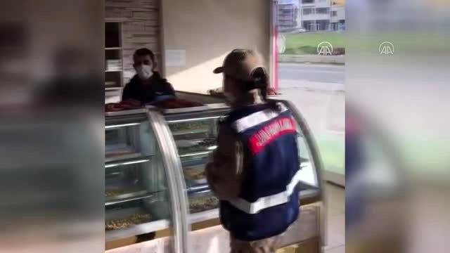 Jandarma, annesinin doğum gününü kutlamak isteyen çocuğu pastayla sevindirdi