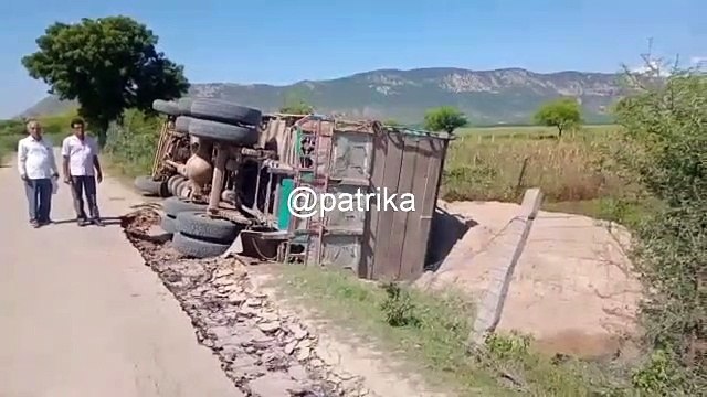 बजरी से भरा ट्रक अनियंत्रित होकर पलटा, हादसा टला