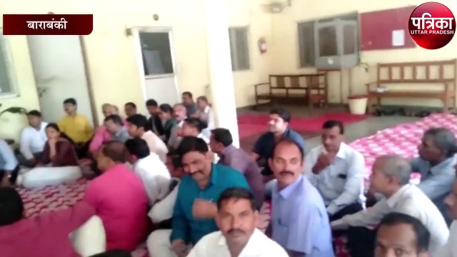 राजस्व कर्मचारियों का धरना-प्रदर्शन, चकबंदी का राजस्व विभाग में विलय का विरोध