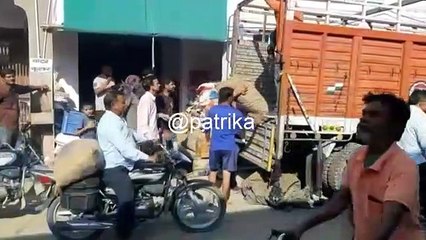 मालपुरा कर्फ्यू में छूट के दौरान खुले बाजार