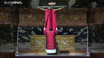 El papa Francisco celebra el Vía Crucis en una Plaza del Vaticano completamente vacía