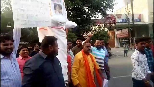 यूपी: इस संगठन ने फूंका ममता बनर्जी का पुतला और भाजपा सरकार से कर दी ये मांग