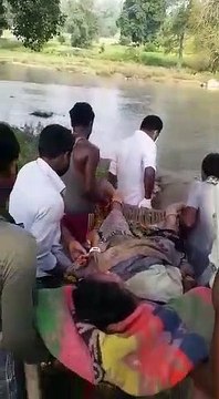 जमीन पर उतर आए राम और कृष्ण, प्रसव पीड़ा से कराह रही महिला को खाट पर लेटाकर नाला कराया पार
