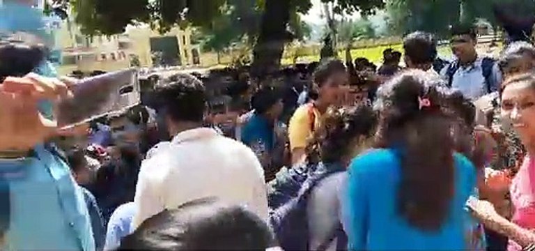 इंजीनियरिंग कॉलेज के छात्र छात्राओं ने अपनी मांगों को लेकर तालाबंदी कर के कलेक्ट्रेट वा कमिश्