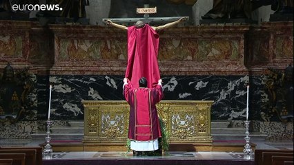 La Via Crucis solitaria del Papa