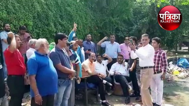 सीवर लाइन जाम, गंदे पानी पर कुर्सी डालकर पार्षद बैठे धरने पर, देखें वीडियो