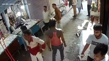 इस तरह आपस में लड़े व्यापारी