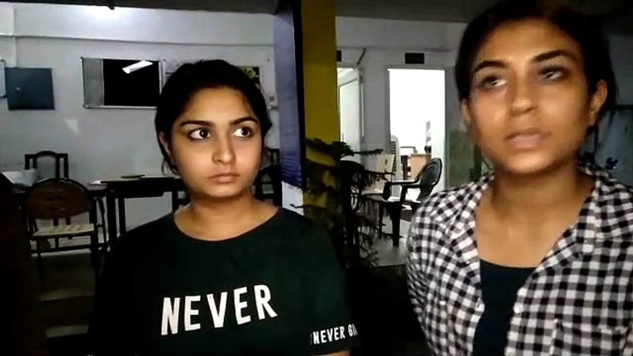 रावण के साथ सेल्फी ले रहीं थीं सगी बहनें, दरोगा ने कर दी ये गन्दी हरकत