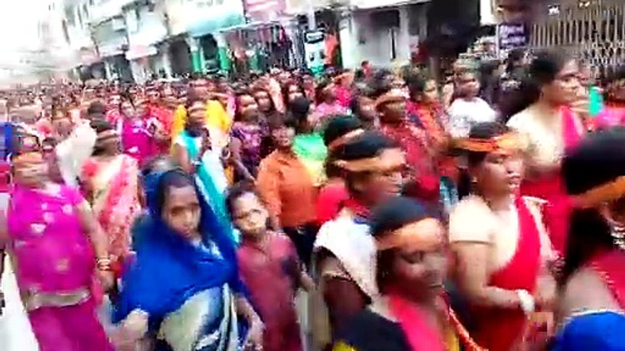 दुर्गा मां की प्रतिमा विसर्जित करने निकलीं सैकड...