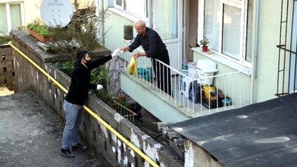Son dakika: Sokağa çıkma yasağı olan illerde vatandaşlara ekmek dağıtımı başladı