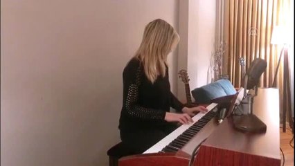 Senfonik rock şarkılarla "Evde kal" konseri veriyor