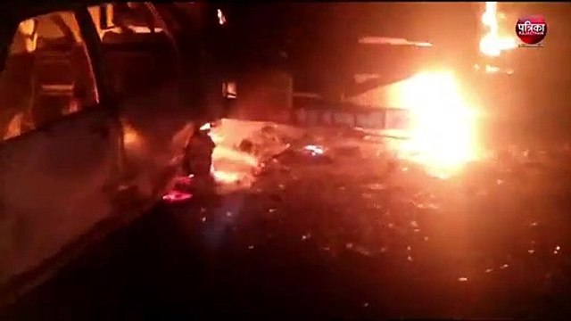 राजस्थान में यहां भीषण टक्कर के बाद कार व शराब से भरे ट्रक में लगी आग, हाइवे पर उठती रहीं लपटें