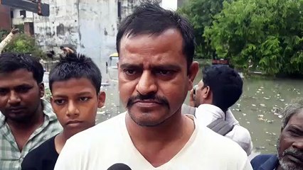 नाला टूटा घरेां में घुसा पानी गाड़ियां डूबीं