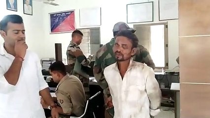 सेना के कैंप के पास घूम रहा था संदिग्ध, हिरासत में लेने पर किया उसने ये काम, देखें वीडियो