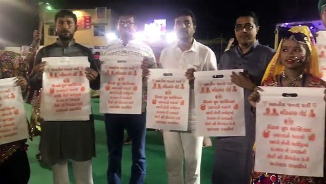 डांडिया मेें खेलैयाओं के हाथों में मशाल...फिर देखें जो हुआ.