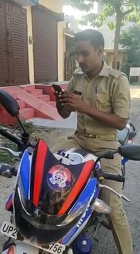 ये क्या अब पब्लिक बिना हेलमेट पुलिस वालों के बना रही वीडियो, जब सिपाही आया जद में तो नहीं देते बन