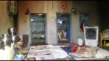 Скачать видео: तीन घंटे तक कमरे में जलती रही विवाहिता, गेट पर बैठ पुलिस देखती रही तमाशा, अफसर आए तब गए अंदर