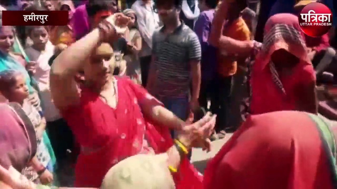 देवी प्रतिमा विसर्जन के दौरान बैंड-बाजे पर थिरके लोग