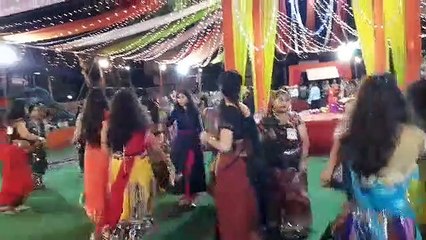 पांडालों में गरबा व डांडियों की टंकार गूंज रही