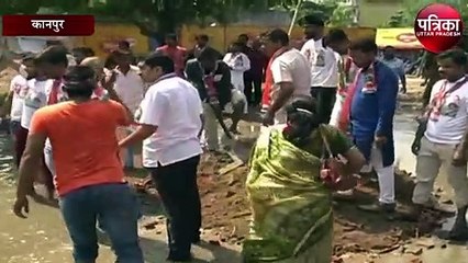 योगी सरकार के गड्ढों को भरने के लिए फावड़ा चला रही ये करिश्मा
