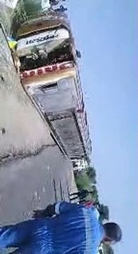 अनियंत्रित निजी बस पलटी, खलासी की मौत, एक दर्जन घायल