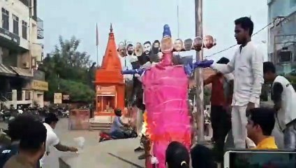 Video herunterladen: Women Congress burnt effigy of Chinmayananda on Dussehra