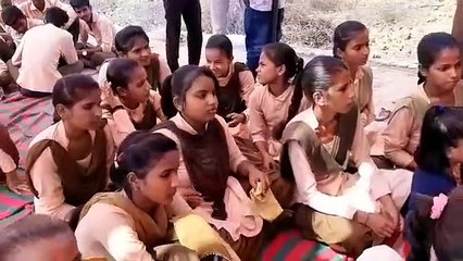 ‘प्रधानाचार्य निर्मला का तबादला निरस्त करो,नहीं तो सभी विद्यार्थी कटवाएंगे टीसी’