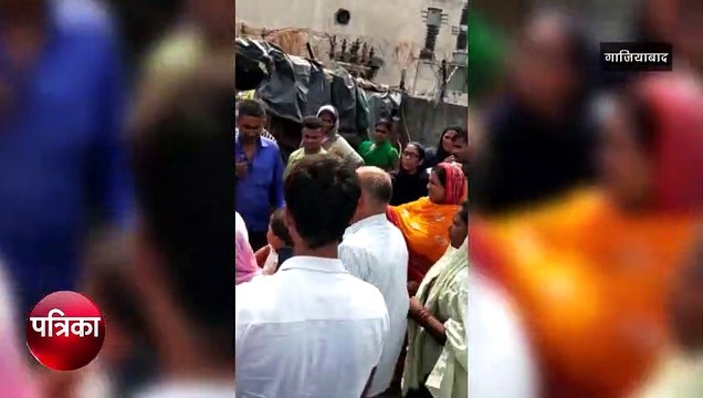 In Ghaziabad, a mob thrashed a woman for the theft of baccha