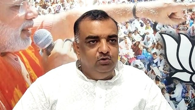 सांसद आजम खान समेत उनकी पत्नी व बेटे के खिलाफ वारंट जारी, देखें Video