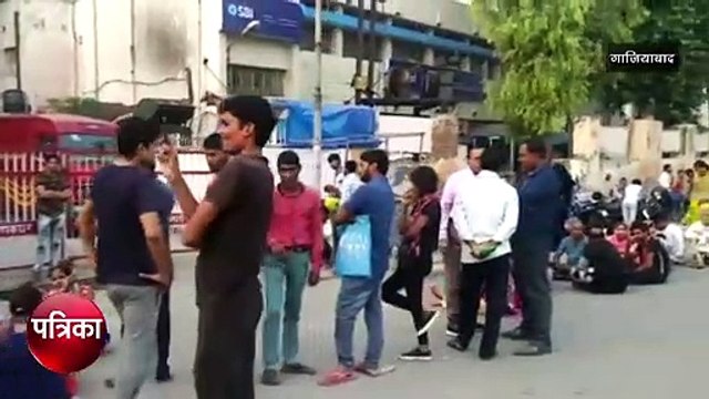 आधार कार्ड बनवाने के लिए घंटों से लाइन में लगे लोग