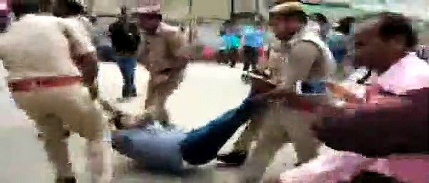 Chinmayanand Case: पुलिस ने नहीं निकलने दी कांग्रेस की न्याय यात्रा, 350 गिरफ्तार, हंगामा, पुलिस से झड़प