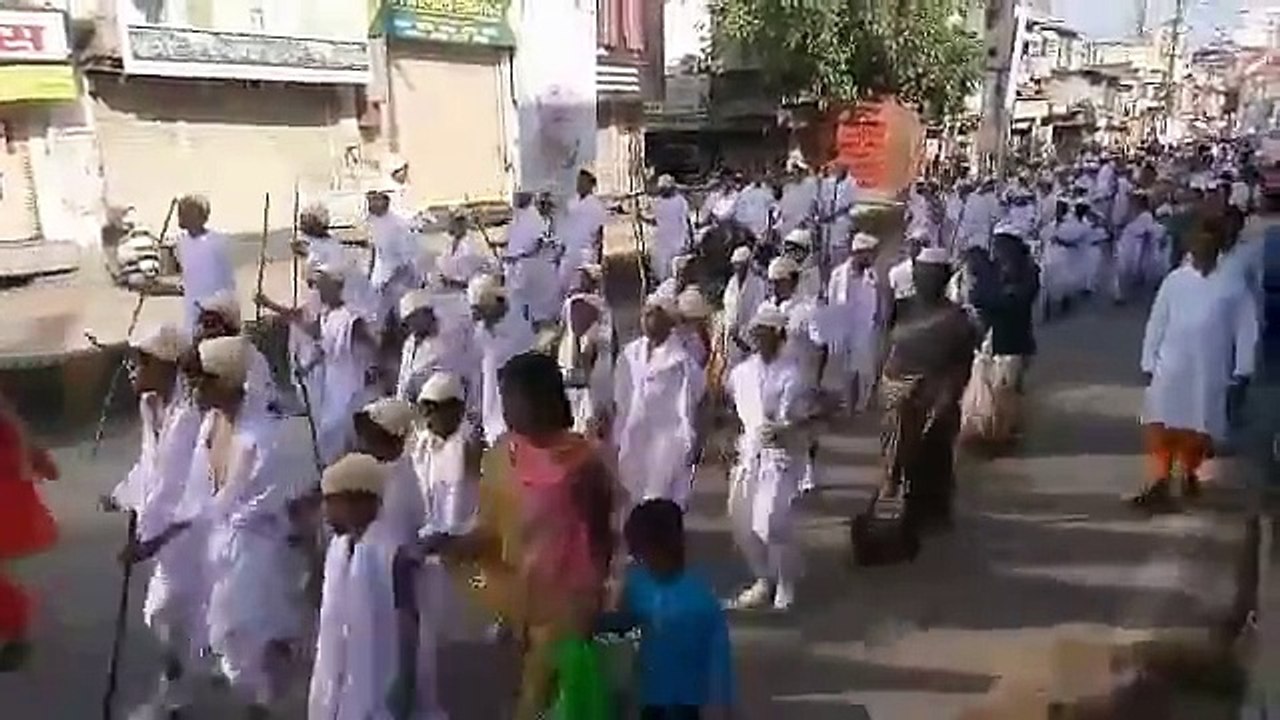 महात्मा गांधी बन बच्चों ने शहर में निकाली पदयात्रा, सीएम भूपेश व अन्य कांग्रेसी नेता हुए शामिल