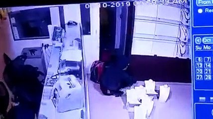 Download Video: Trichy Jewellery showroom Robbery: Showroom CCTV, Tamilnadu Police