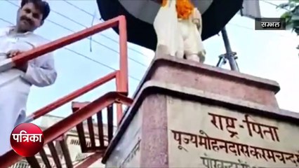 Reality Check: दूल्हा बनकर अखिलेश यादव से मिलने वाले सपा नेता फूट-फूटकर रोये, देखें Video