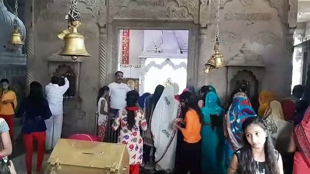 देवी मंदिरों में उमड़ा आस्था का सैलाब, शक्ति की उपासना में डूबा शहर