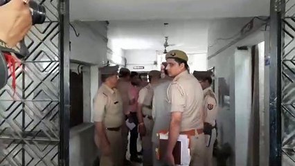 सफेद शर्ट में थाना पहुंचे 'ये' व्यक्ति तो इंस्पेक्टर से लेकर अधिकारी तक मारनेे लगे सैल्यूट