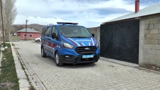 Kadın askerler hamur yoğurup tandırda ekmek pişirdi