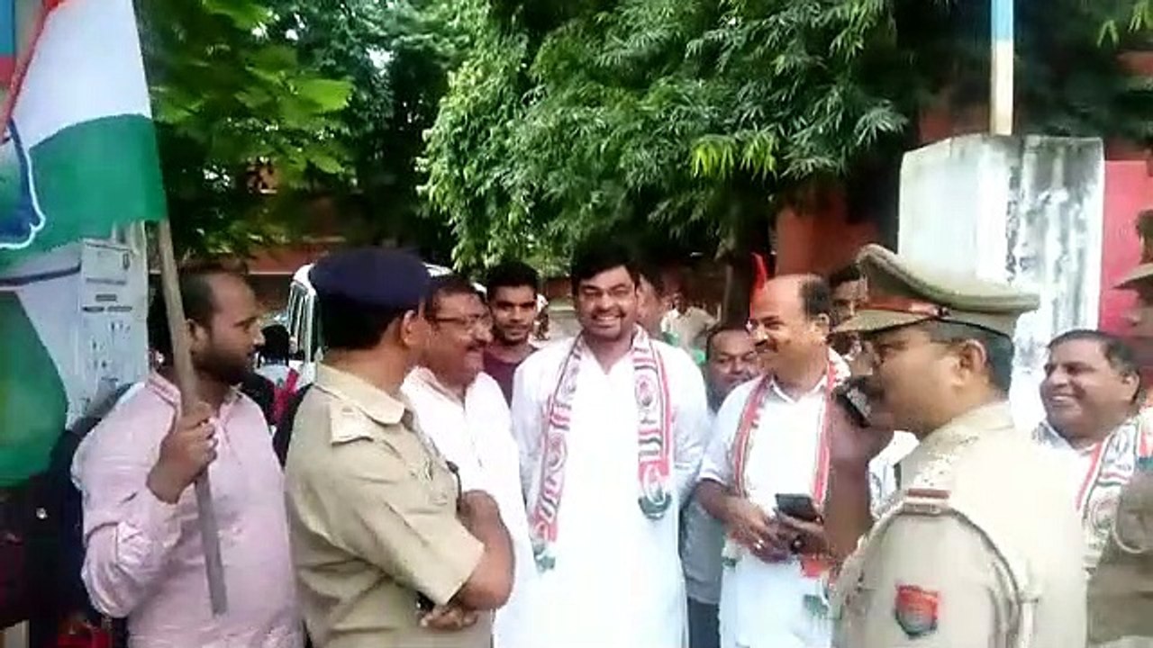 Video: Priyanka Gandhi की ससुराल में पुलिसवालों ने पिलाई कांग्रेसियों को चाय