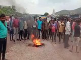 गुस्साएं लोगों ने टायर जलाकर सडक़ पर लगाया जाम