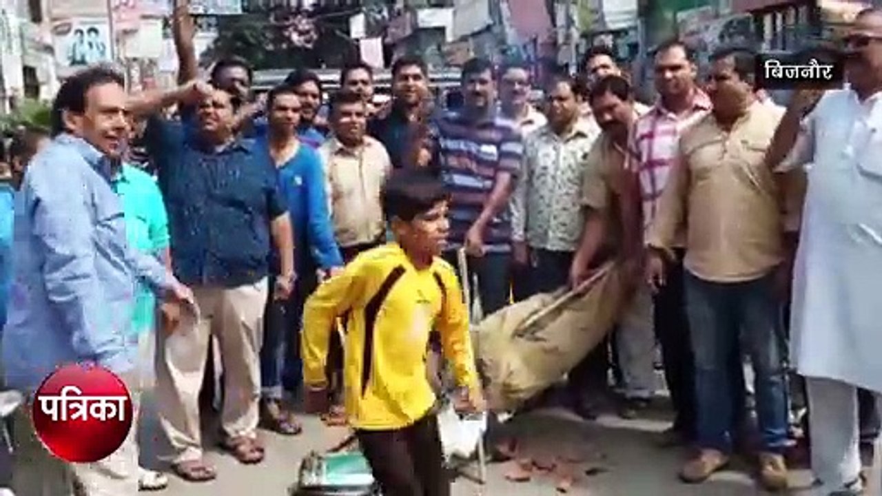 व्यापारियों ने जीएसटी अधिकारी का फूंका पुतला और फिर डीएम से ऐसी मांग
